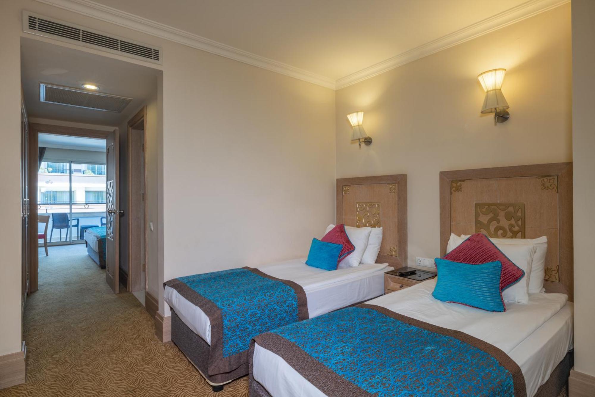คริสตัล เดอ ลักซ์ รีสอร์ต สปา Hotel เกเมร์ ภายนอก รูปภาพ